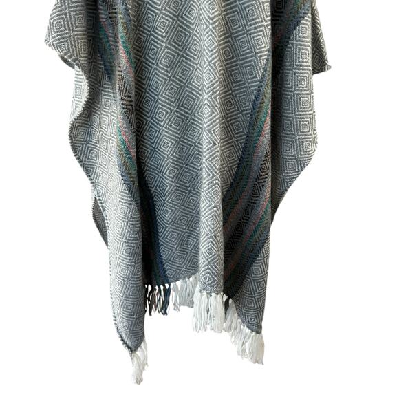 Alpaca Oscatex Knit Hooded Poncho OS Gray White Aztec Boho Cozy Outdoor NWOT - Picture 8 of 15